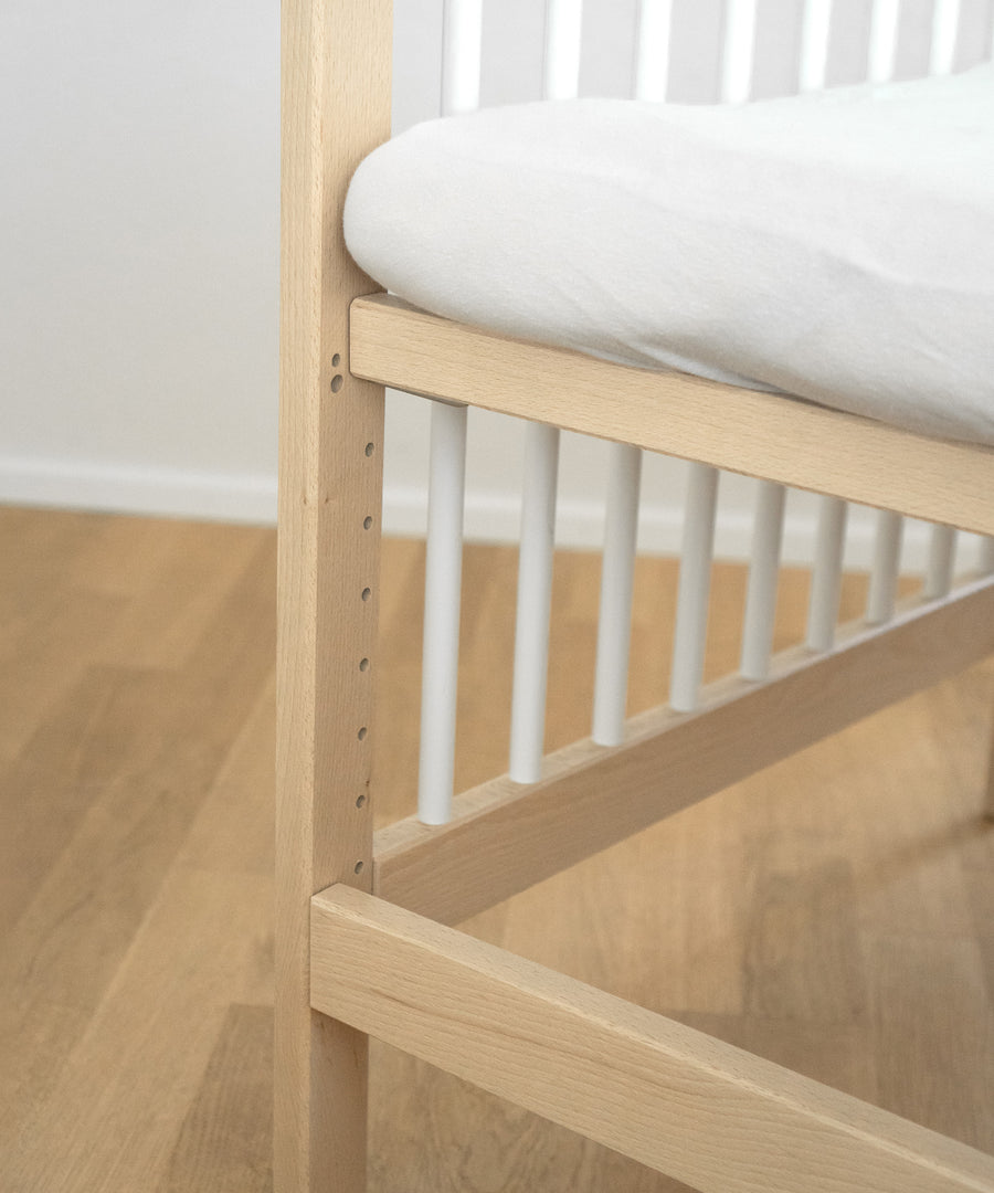 Höhenverstellbar*Die Höhe des Babybetts lässt sich individuell anpassen. So ist es flexibel und wächst mit deinem Kind mit.|Detailansicht Bohrungen für höhenverstellbares Einhängen des Rosts.