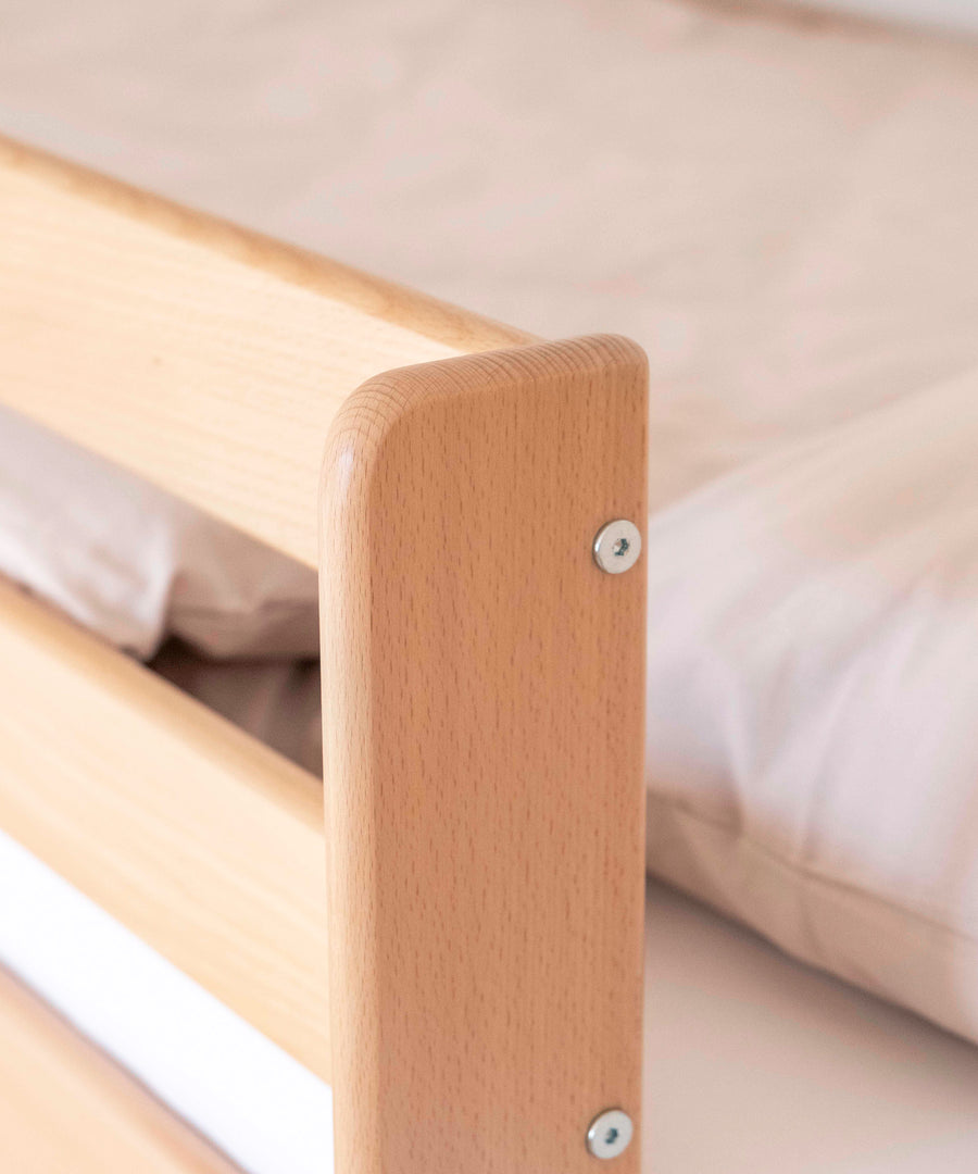 Hochwertig*Unser Etagenbett ist aus hochwertigem, massivem Buchenholz gefertigt.|Detailaufnahme des Buchenholzes in der Farbe Natur.