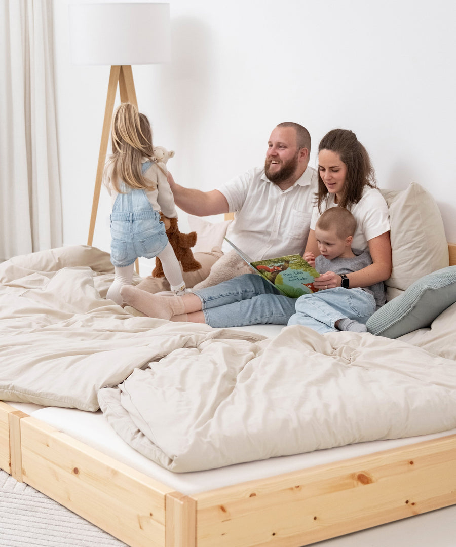 Vierköpfige Familie im Familienbett Kiefer natur transparent lackiert bodentief.