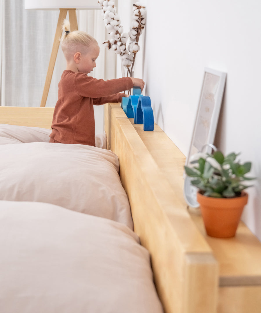 Praktische Ablage*Mit der platzsparenden Ablage im zeitlosen Design hast du alles schnell zur Hand, was du nachts brauchst.|Familienbett Esche mit praktischer Ablage.