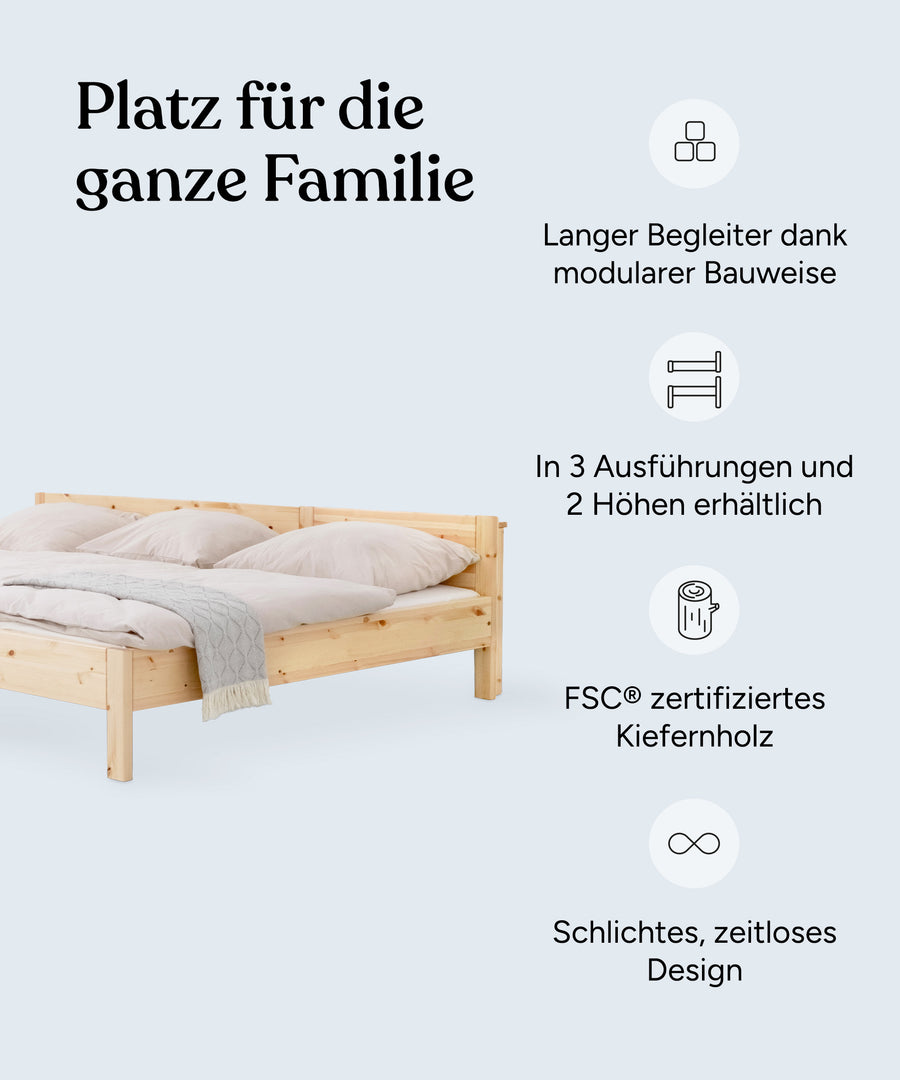 Vorteile Familienbett: Langer Begleiter dank modularer Bauweise, in zwei Farben und zwei Höhen erhältlich, aus nachhaltigem Kiefernholz, schlichtes und zeitloses Design.