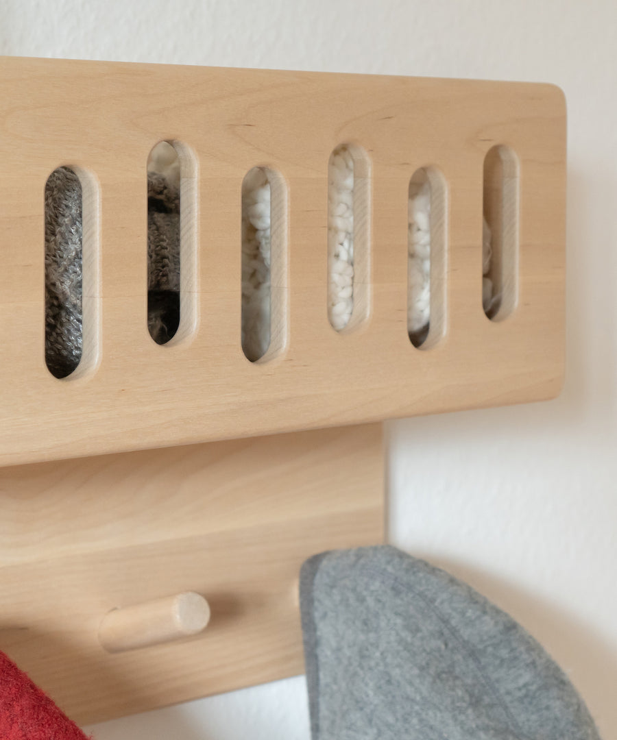 Nahaufnahme Garderobe für Kinder.