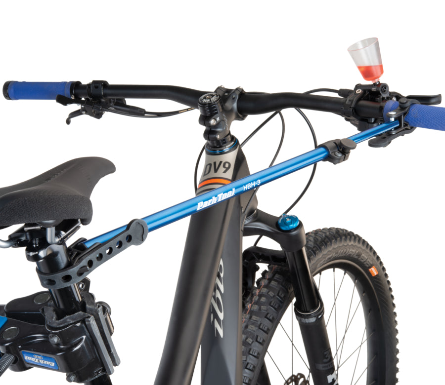 Park Tool HBH-3 maintenant un cintre VTT pendant une purge de frein
