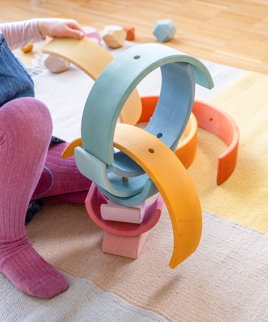 Praktisch*Dank integriertem Stab ist das Bauen und Stecken von kreativen Formen und Skulpturen ganz einfach.|Mädchen spielt mit Regenbogen.