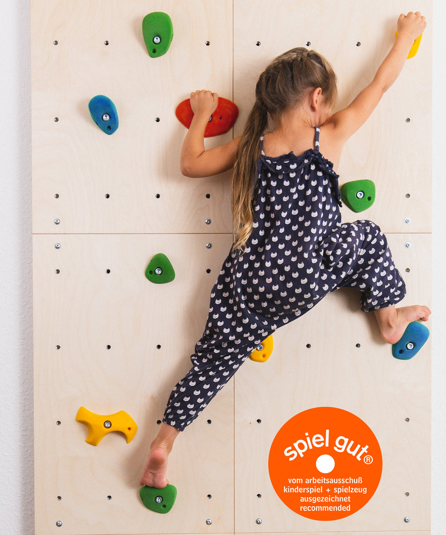 Action in luftigen Höhen*Das Kinderzimmer wird zum Kletterspielplatz! Spaß und Herausforderung sind mit der fast deckenhohen Kletterwand garantiert.|Mädchen klettert an Kletterwand, Kletterwand ist spiel gut zertifiziert.