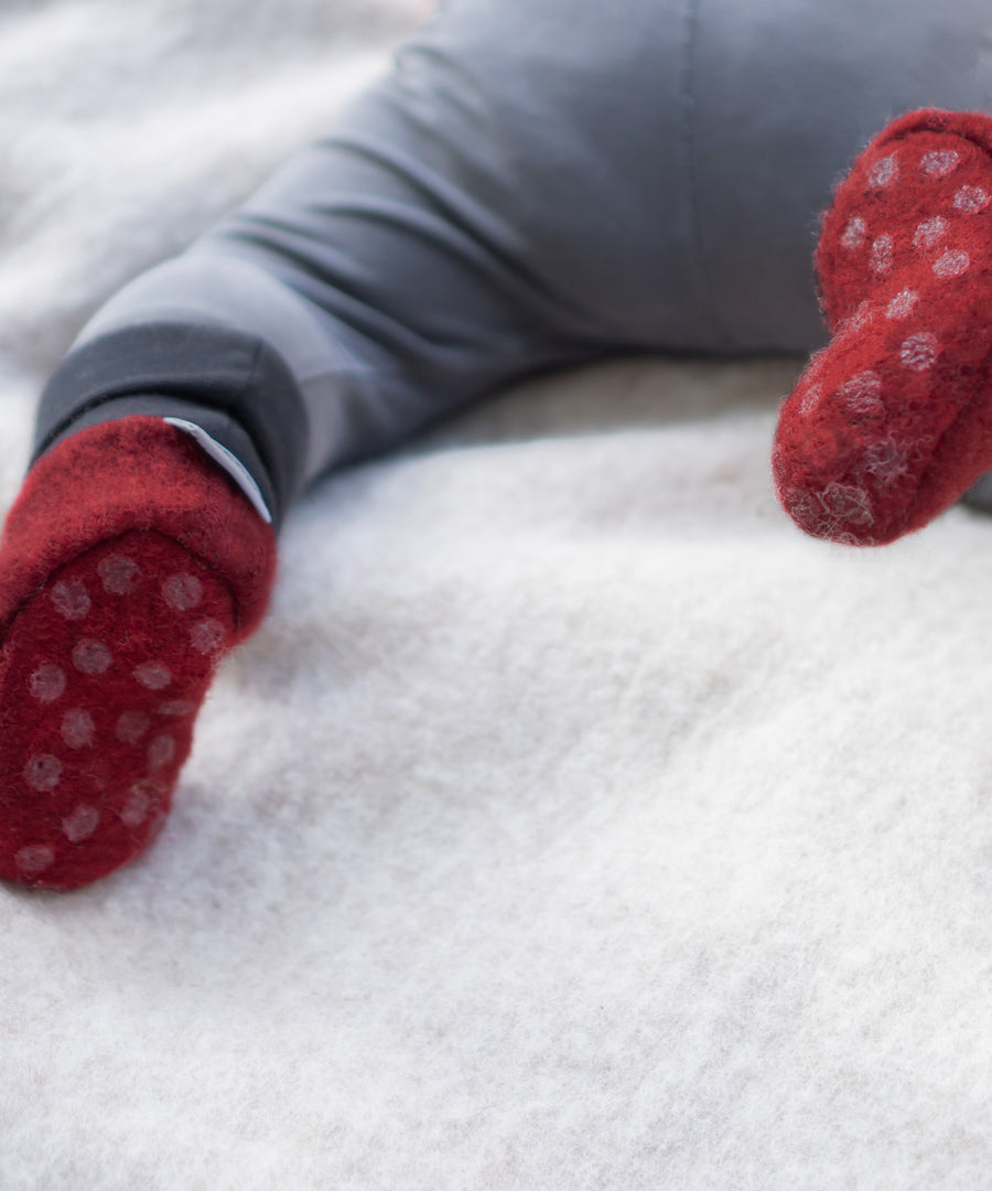 Rückansicht eines krabbelnden Babys.