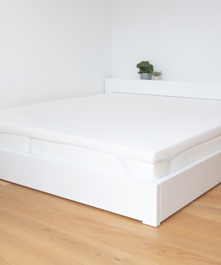 In verschiedenen Größen*Der Topper in 90 × 200 cm, 120 × 200 cm und 180 × 200 cm verfeinert das Liegegefühl und schont die Matratze vor Verschmutzung.|Matratzentopper 180 × 200 cm auf Ehebett.