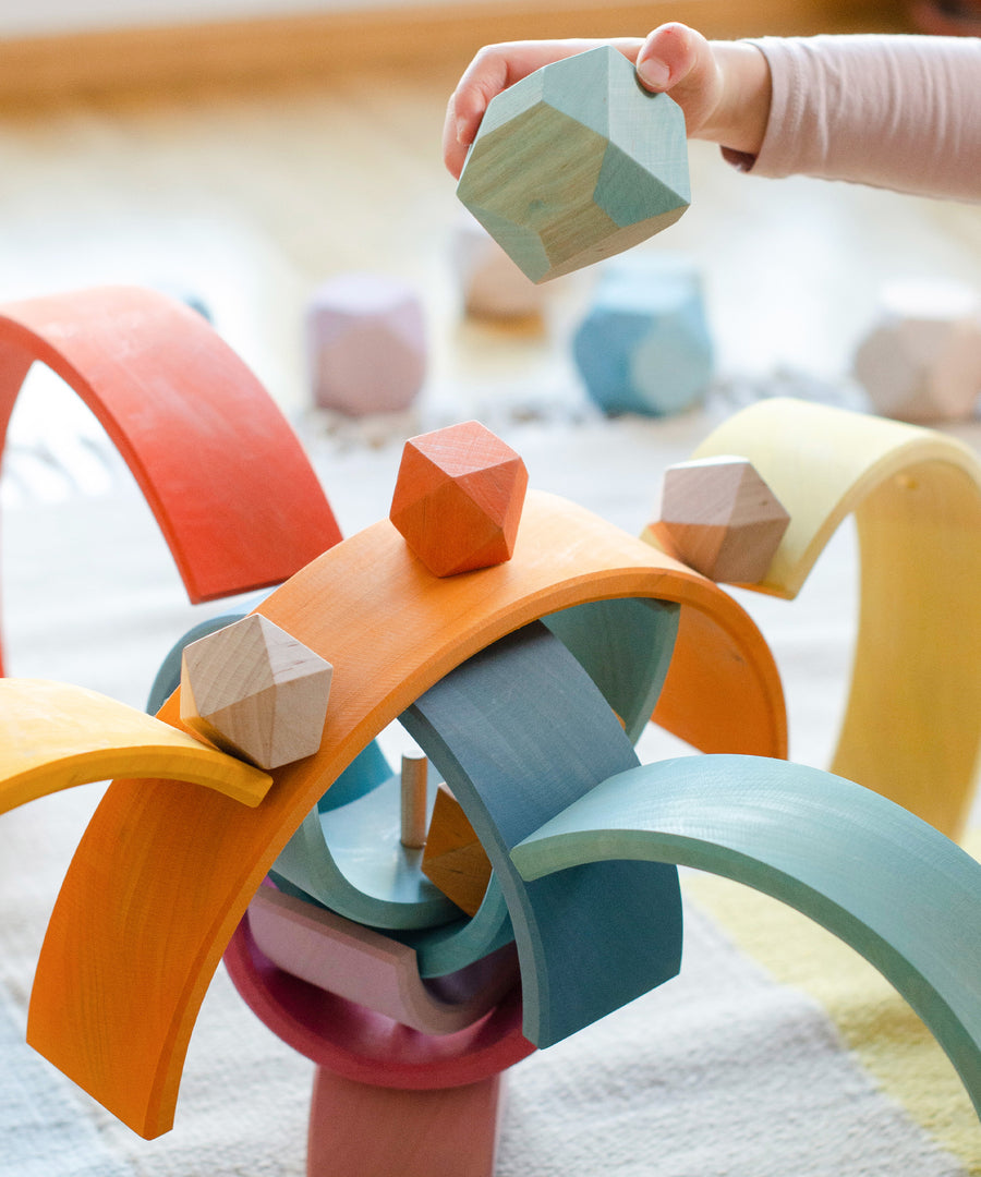 Fantasie & kreatives Spielen*Ob stapeln, bauen oder sortieren: Mit Fantasie und Kreativität warten unbegrenzte Spielmöglichkeiten auf dein Kind.|Kind spielt mit Regenbogen natur.