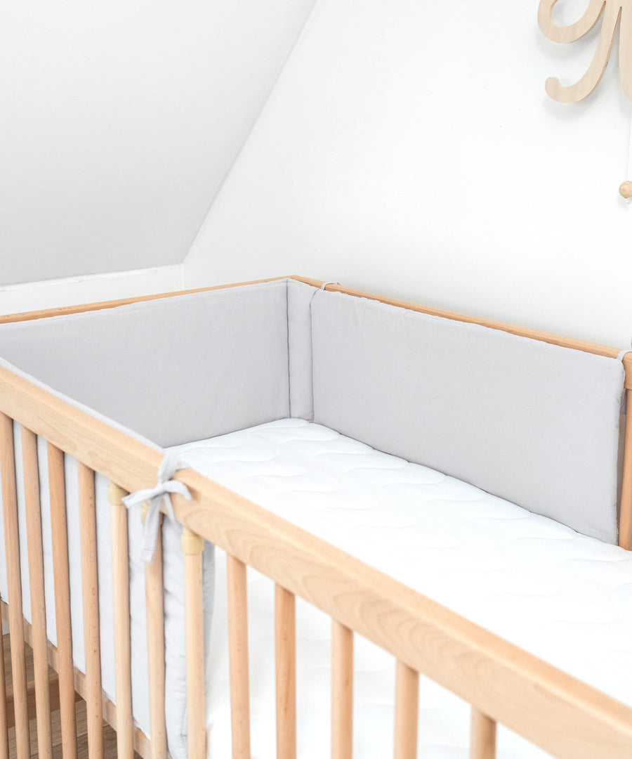 Individuell einsetzbar*Die Bettumrandung ist die ideale Ergänzung für unsere Babybetten in den Größen 140 × 70 cm und 120 × 60 cm.|Nahaufnahme Bettumrandung Hellgrau in Gitterbett.