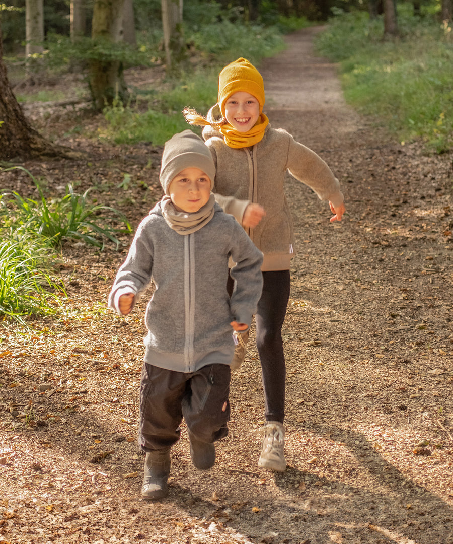 Kinder rennen im Wald.