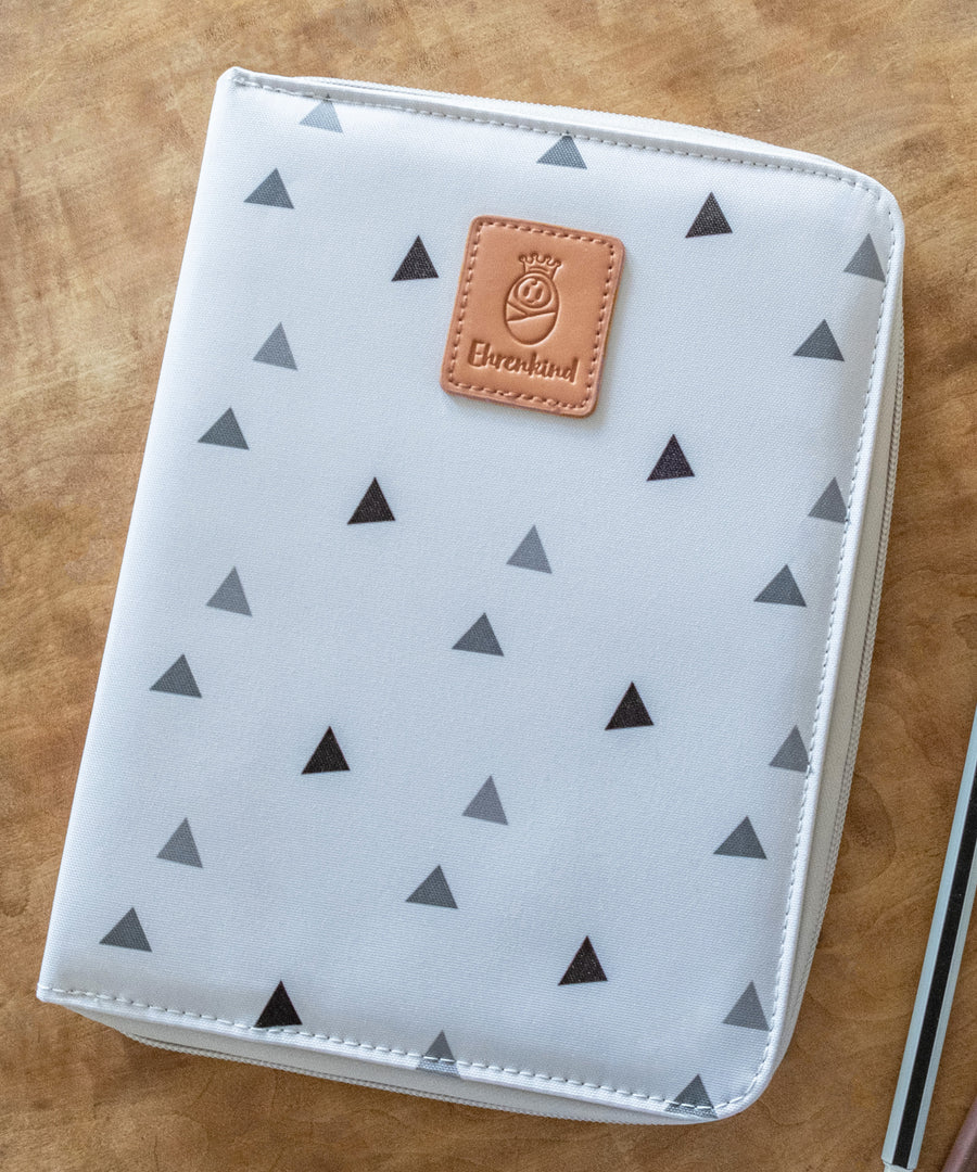 Tolles Geschenk*Unsere Mutterpasshülle ist die perfekte Geschenkidee zur Schwangerschaft oder Geburt - praktisch, schön und lange nutzbar!|Die Mutterpasshülle liegt geschlossen auf einem Tisch.