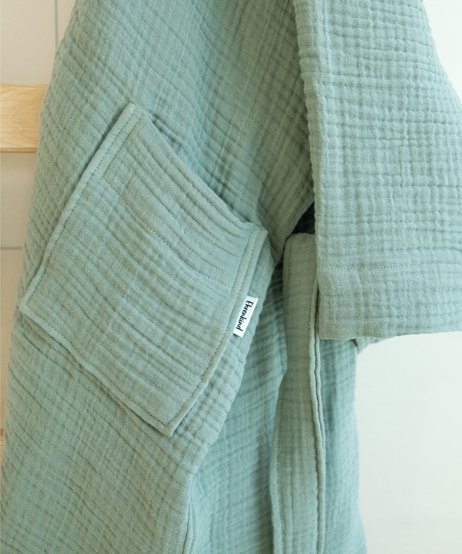 Bademantel aus Baumwoll-Musselin mit aufgesetzten Taschen.