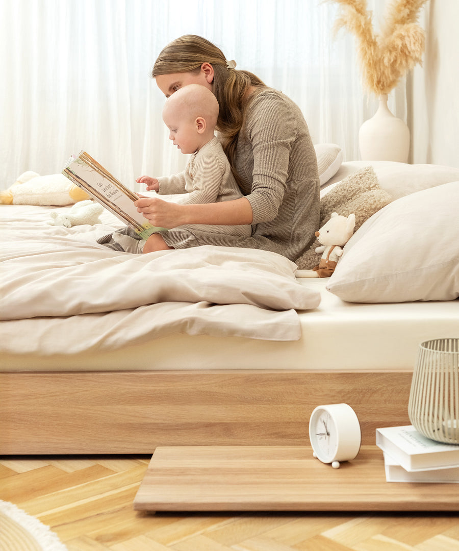 Bodenbett als ideale Höhe mit Kleinkindern.