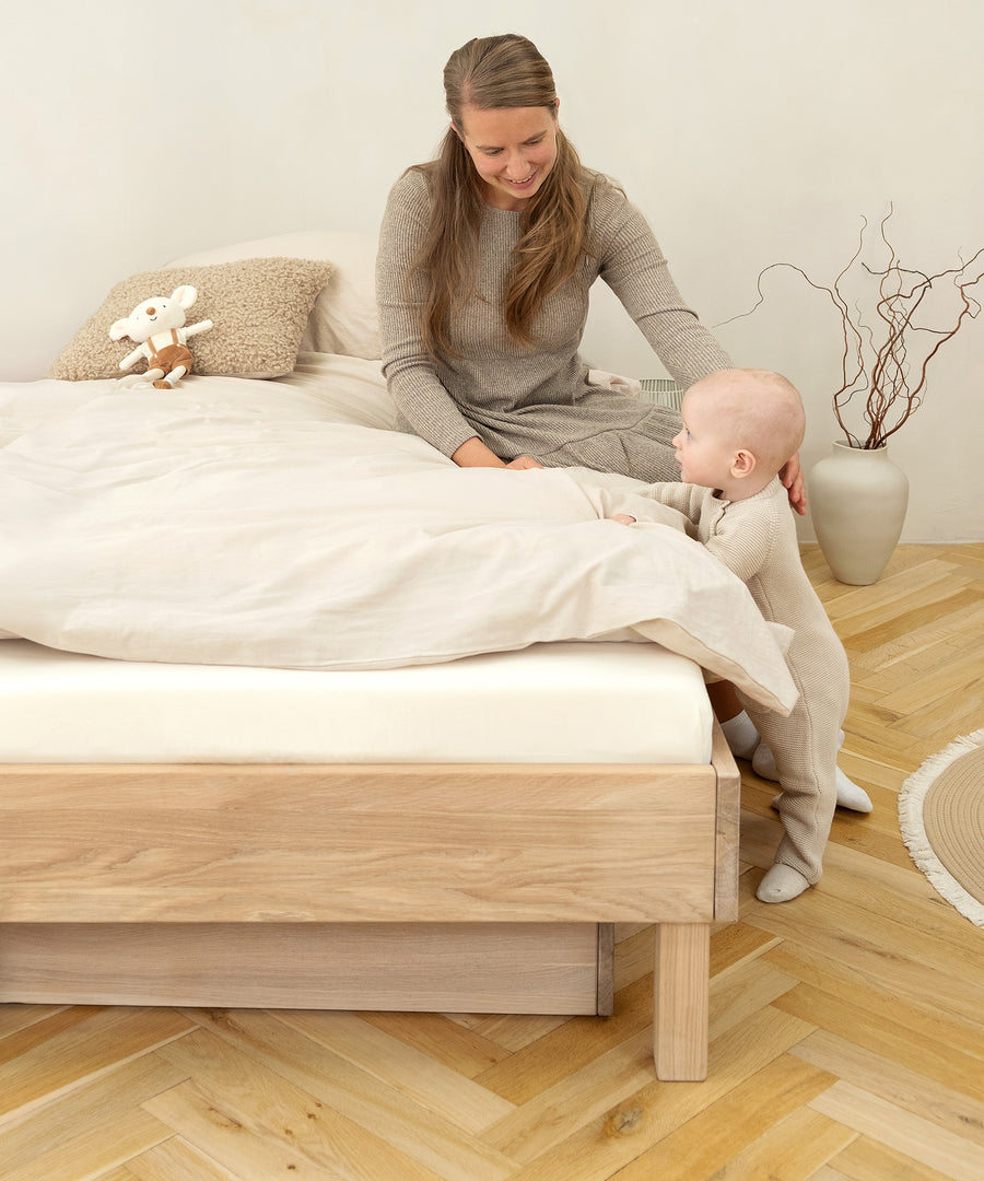 Bodenbett als ideale Höhe mit Kleinkindern.