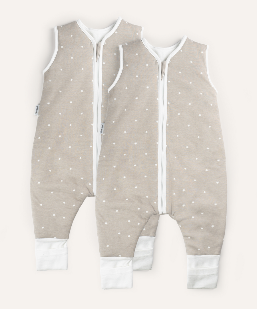 2er Bundle Ehrenkind Ganzjahresschlafsack mit Beinen in Taupe mit weißen Sternen.
