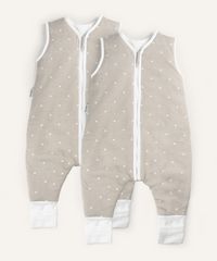 2er Bundle Ehrenkind Ganzjahresschlafsack mit Beinen in Taupe mit weißen Sternen.