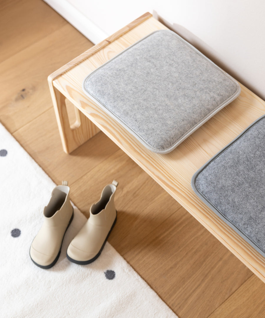 Zeitloses Design*Mit seiner schlichten Form und den dezenten Farben fügt sich das Sitzkissen harmonisch in verschiedene Einrichtungsstile ein.|Eckiges Sitzkissen in schlichter Optik und dezenter Farbe.