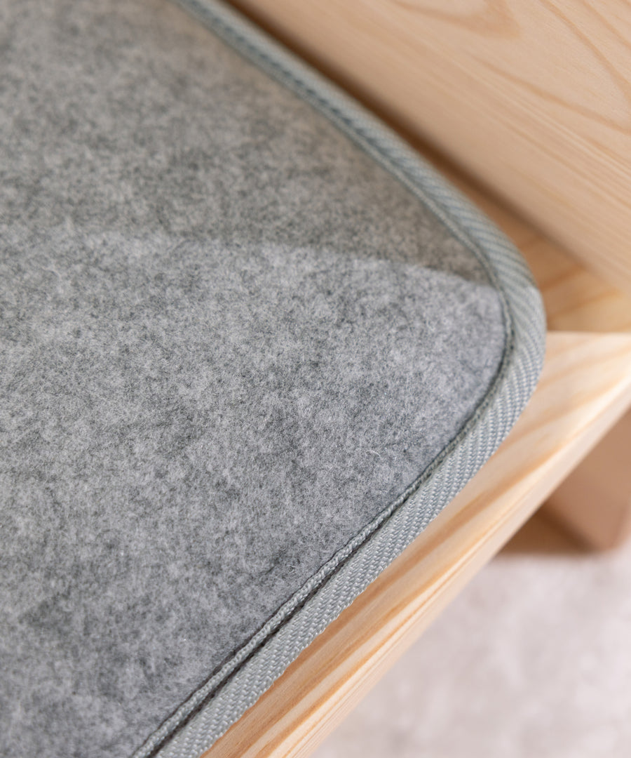 Recyceltes Polyester*Das Sitzkissen besteht aus GRS-zertifiziertem, recyceltem Polyester. Seine angenehm weiche Oberfläche bietet zusätzlichen Sitzkomfort.|Das des eckige Sitzkissen besteht aus GRS-zertifiziertem, recyceltem Polyester.