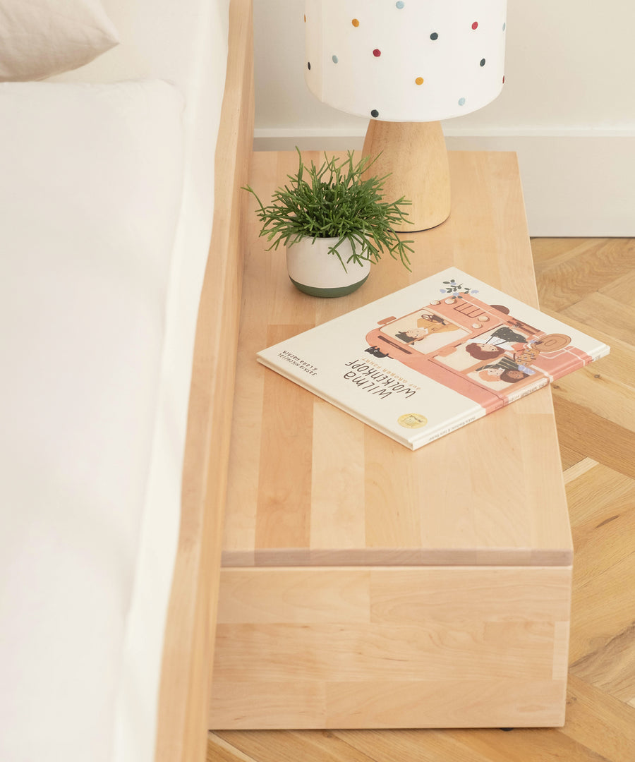 Praktische Ablage*Die Ablage im schlichten Design macht aus der Bettschublade im Handumdrehen ein funktionales Nachttischchen.|Einzelbett mit der Ablage auf der Schublade.