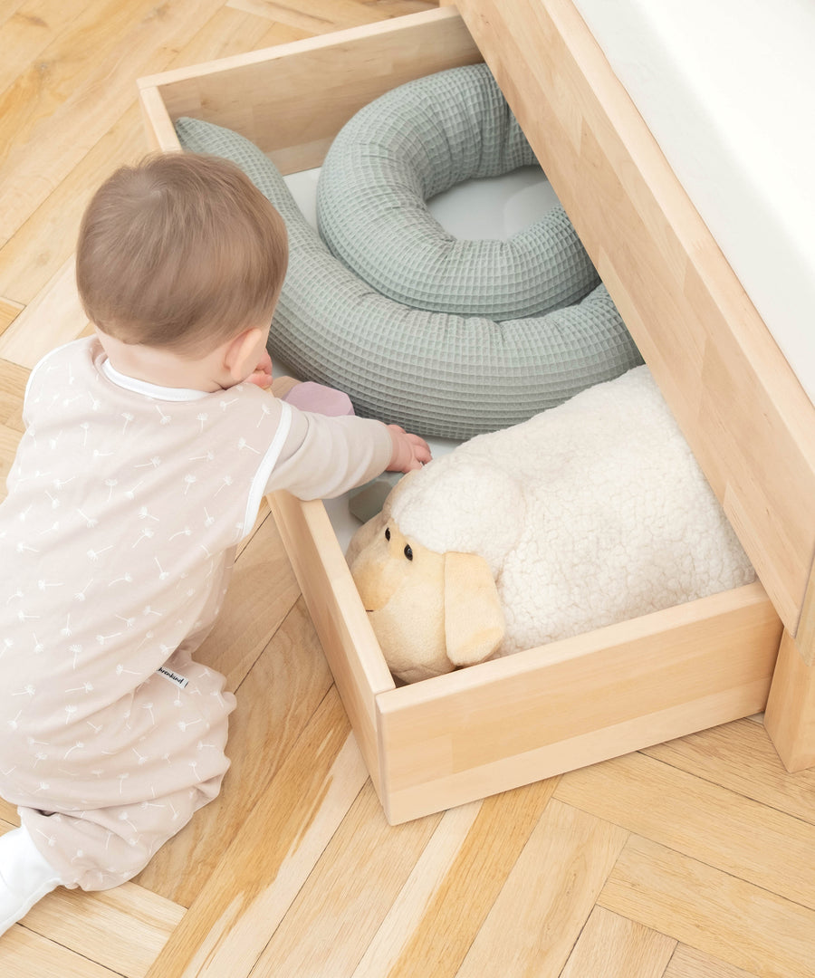 Kinderleicht aufgeräumt*Ordnung leicht gemacht - die optionale Doppelschublade schafft extra Platz für Bettwäsche, Kleidung und andere Lieblingssachen.|Passende Schubladen zu den Birke Betten Plano. 