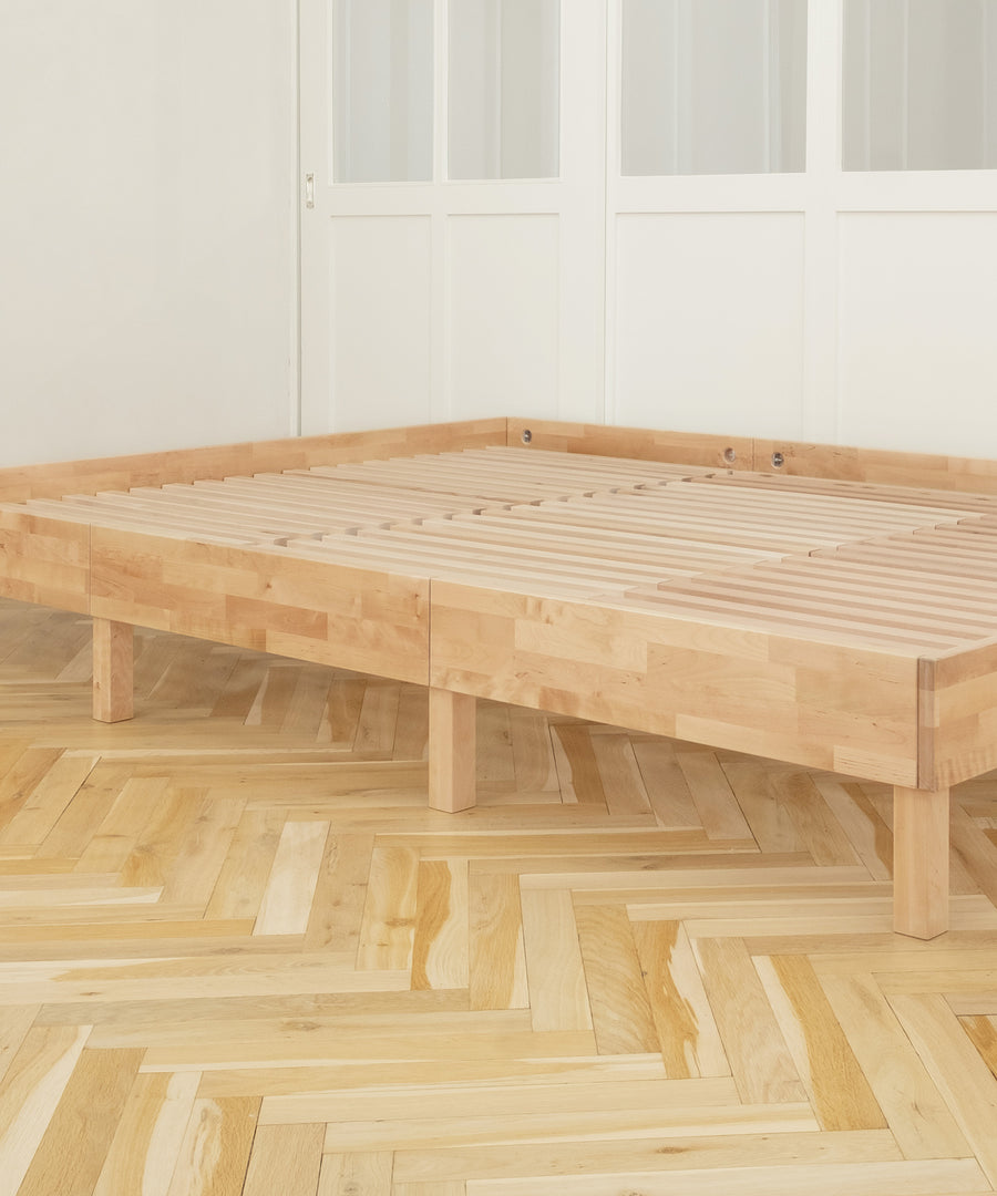 Familienbett Plano Birke ohne Matratze und Dekoration.