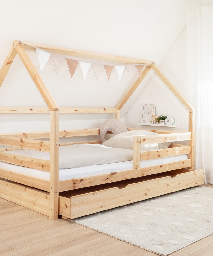 Hausbett mit Bettkasten für zusätzlichen Stauraum im Kinderzimmer