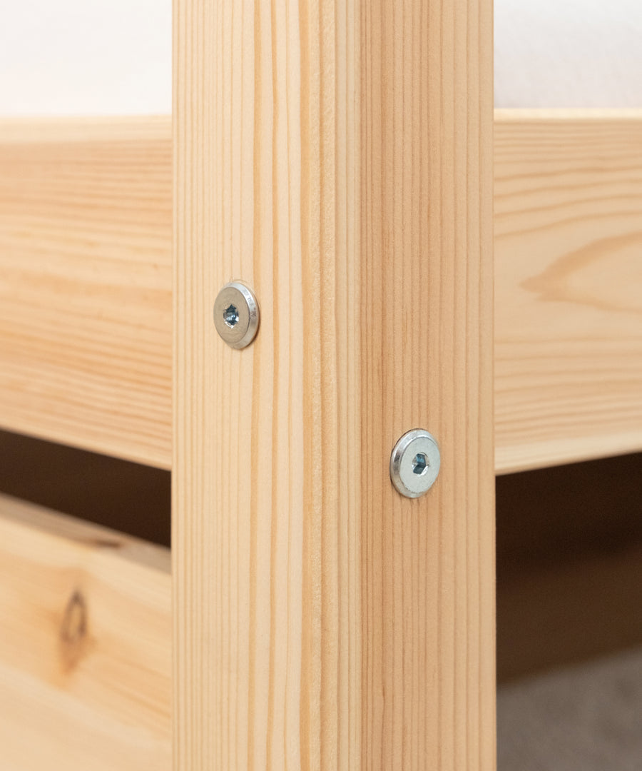 Nachhaltiges Kiefernholz*Unser Hausbett wird aus nachhaltigem Kiefernholz unter fairen Arbeitsbedingungen gefertigt.|Nahaufnahme von den Schrauben an dem Hausbett.