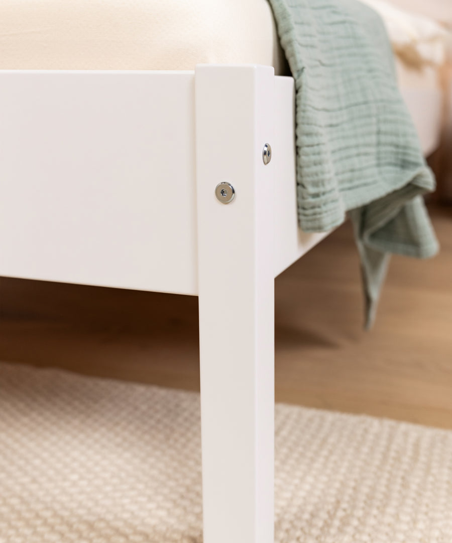 Massives Buchenholz*Gefertigt aus massivem, FSC®-zertifiziertem Buchenholz für eine moderne Optik und langlebige Qualität.| Detail des Jugendbetts Nova aus massivem, naturbelassenem Buchenholz.