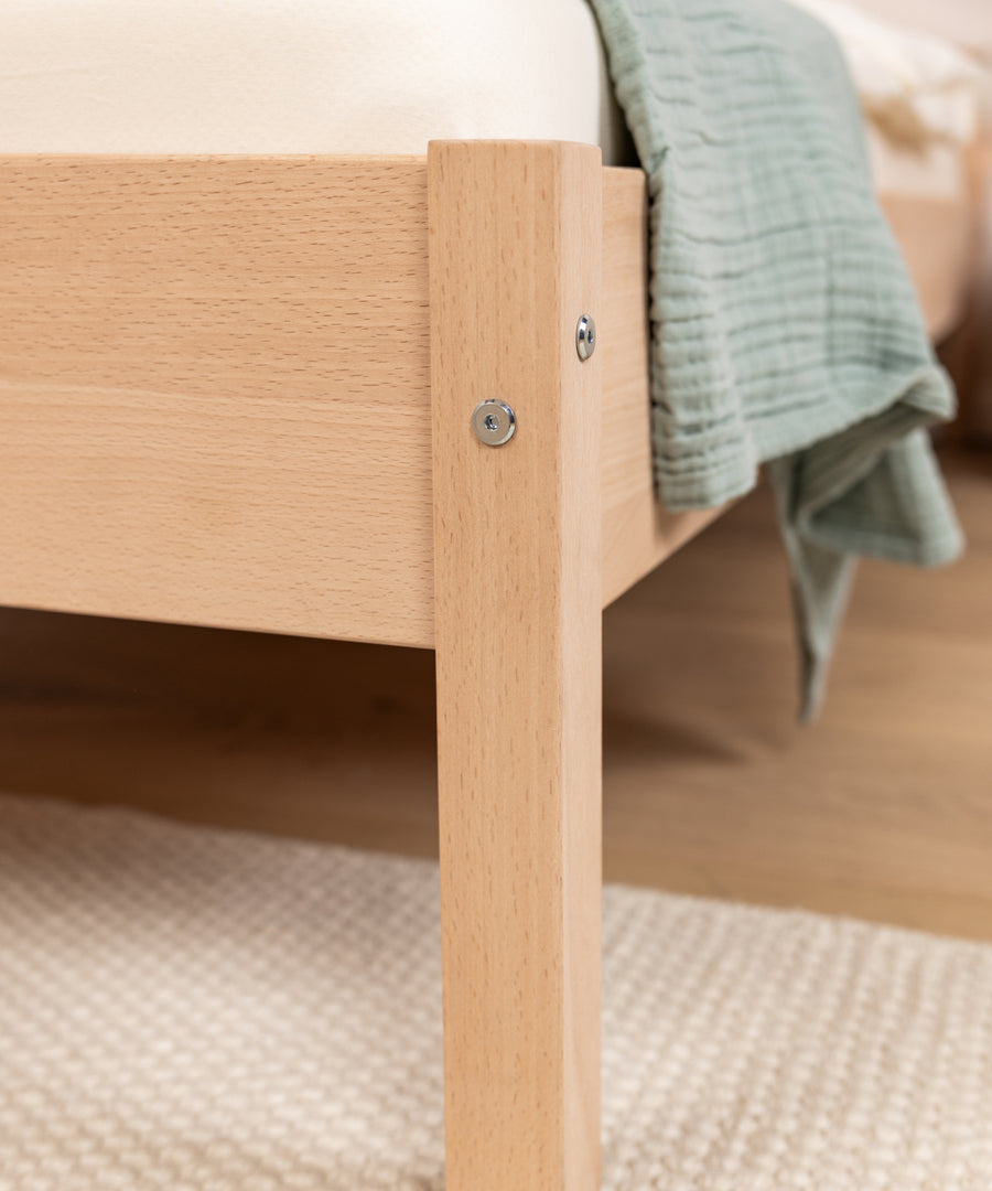 Massives Buchenholz*Gefertigt aus massivem, FSC®-zertifiziertem Buchenholz für eine natürliche Optik und langlebige Qualität.| Detail des Jugendbetts Nova aus massivem, naturbelassenem Buchenholz.