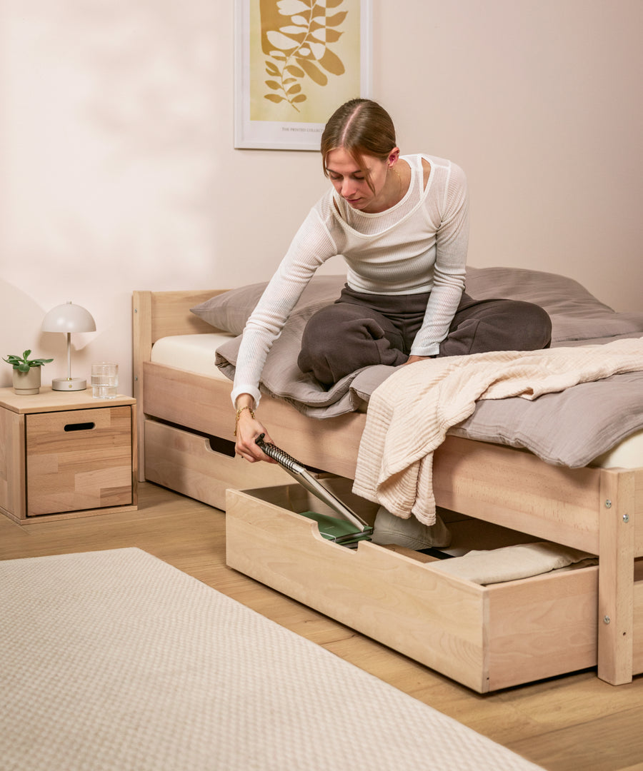 Gemütlich eingerichteter Rückzugsort mit dem Jugendbett Nova Pro aus natürlichem Buchenholz.