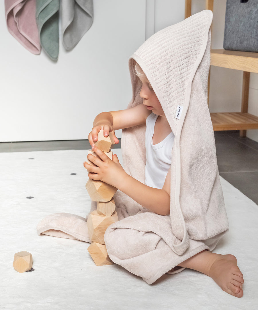 Kapuzenhandtuch aus Bio-Baumwolle für empfindliche Baby- und Kinderhaut.
