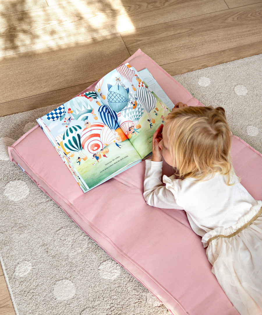 Bequem & weich*Ein neuer Lieblingsplatz für Zuhause: Die hochwertige, weiche Polsterung sorgt für Komfort und Gemütlichkeit.|Kind liest auf Bodenmatratze mit hochwertiger, weicher Polsterung für besonders hohen Komfort.