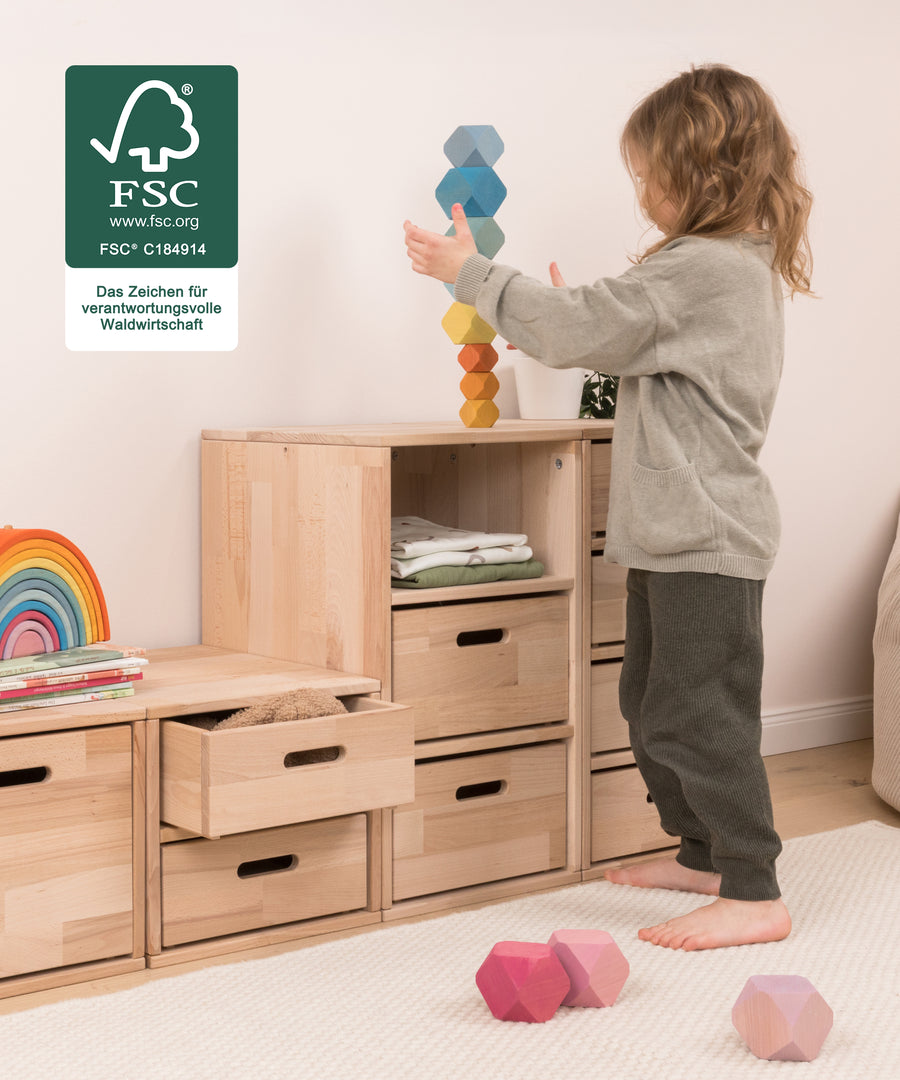 Selbstständig aufräumen*Durch die niedrige Höhe erreichen Kinder ihre Spielsachen selbst und lernen spielerisch Ordnung zu halten.|Kind räumt Spielsachen selbstständig in das  Regal ein.