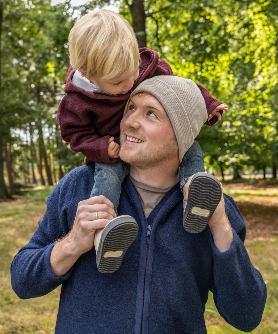Vater und Kind tragen beide die Walkjacken.