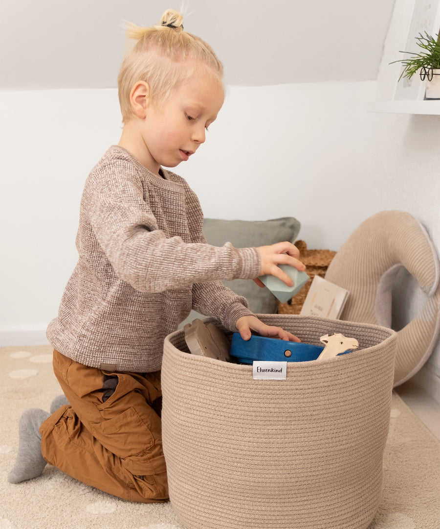 Kinderleicht Spielsachen verstauen*Die extra weichen und dennoch stabilen Aufbewahrungskörbe machen das Einsortieren von Spielzeug zum Kinderspiel.| Kinderzimmer organisieren mit Aufbewahrungskorb.