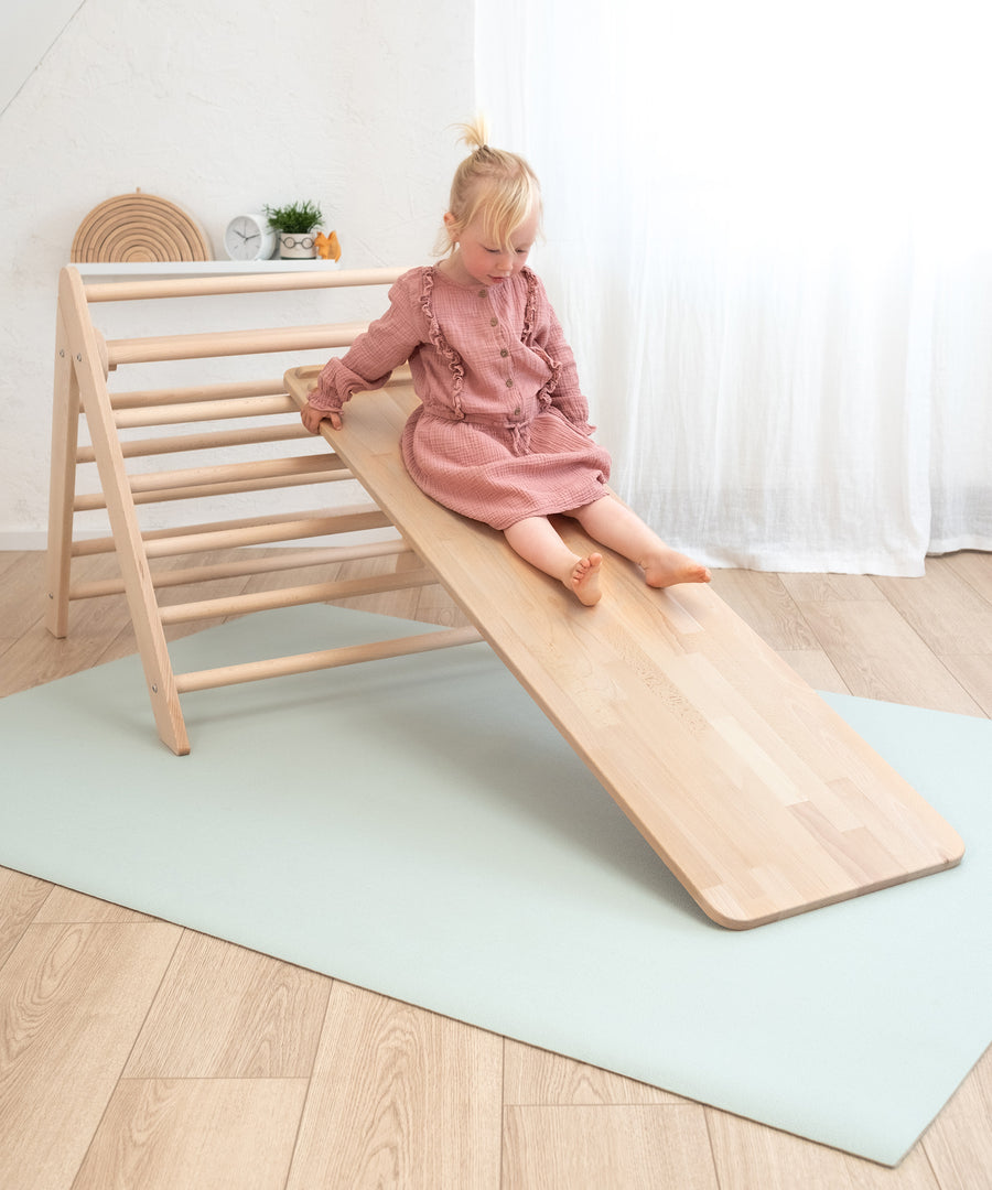 Anti-Rutsch-Funktion*Die rutschfeste Krabbelmatte ist die ideale Spielunterlage.
Sie ist weich und robust - optimal auch für Babys zum Krabbeln. Krabbelmatte in Salbei.|Kind rutscht von Kletterdreieck über Rutschbrett auf Krabbelmatte im Kinderzimmer.