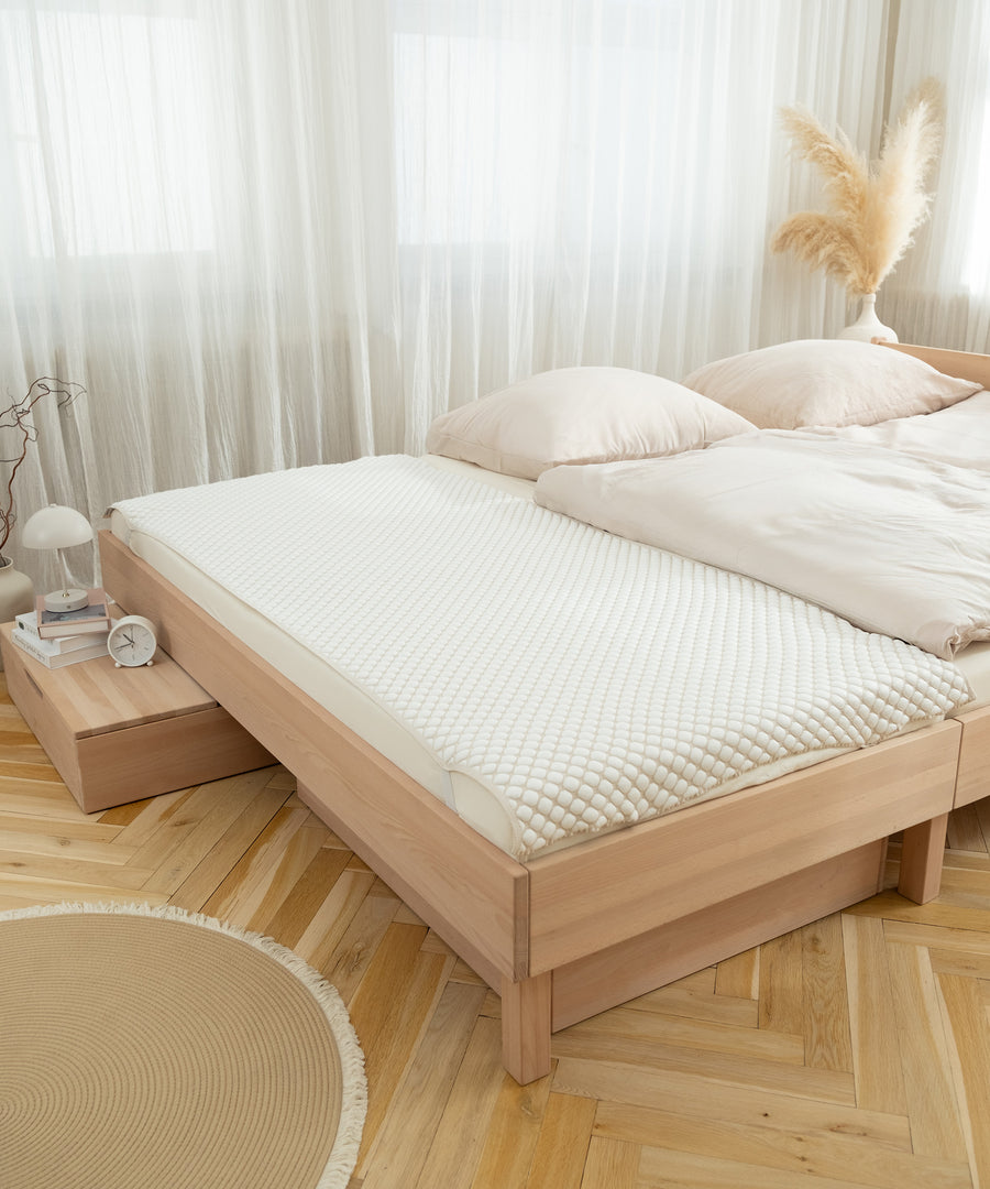 Für jeden Schlafplatz*Geeignet für Matratzen in 90×200 cm und 70×140 cm. Perfekt für Schlafzimmer, Kinderzimmer oder als Auflage fürs Sofa.|kühlende Matratzenauflage auf einer Matratze vom Familienbett.