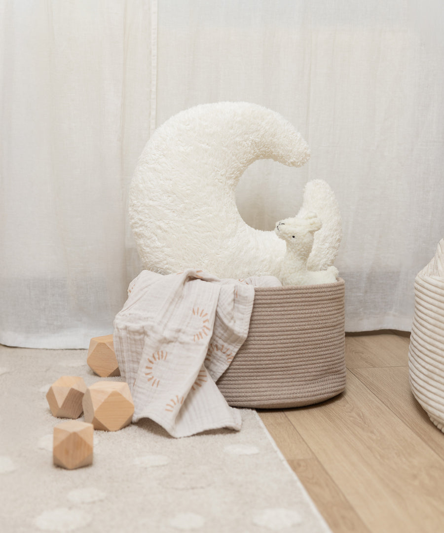 Kuschelkissen in Mondform ergänzt die gemütliche Kinderzimmer-Dekoration