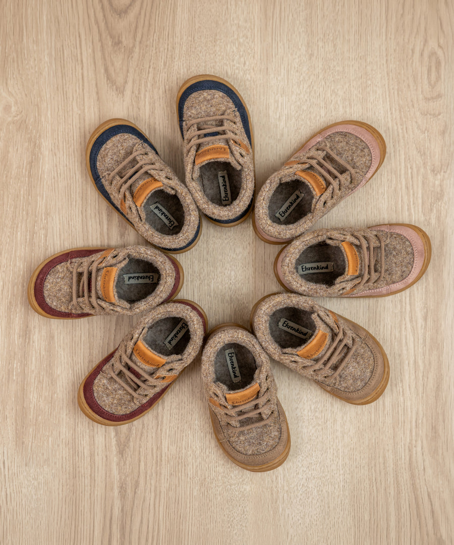 Liebevolle Farbakzente*Farbige Verstärkungen aus 100% Rindsleder schützen besonders beanspruchte Stellen und machen die Schuhe extra robust.| Lauflernschuhe aus Wollfilz in verschiedenen Farben.