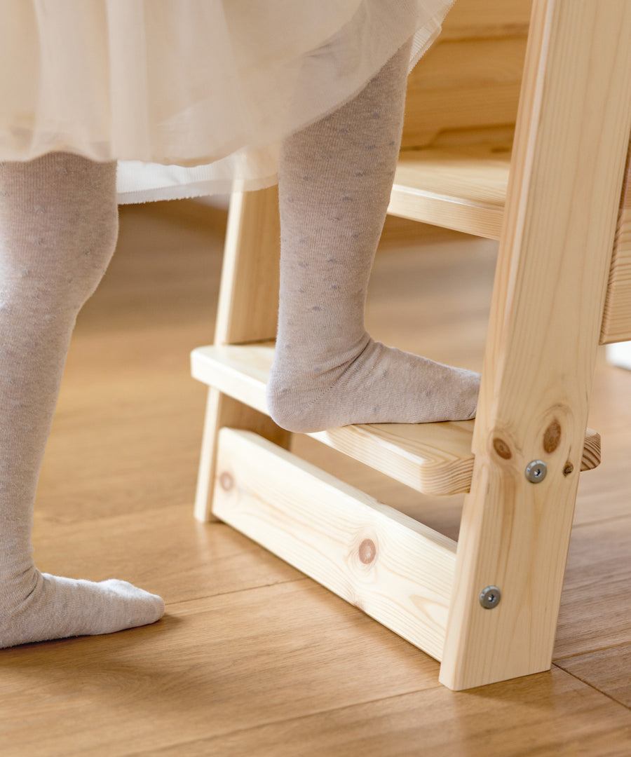 Mit Kleinkindstufe*Erleichtert den Einstieg für kleine Kinder – nutzbar, sobald dein Kind sicher und selbstständig stehen kann.|Lernturm mit Kleinkindstufe für kleine Kinder beim sicheren Einstieg.