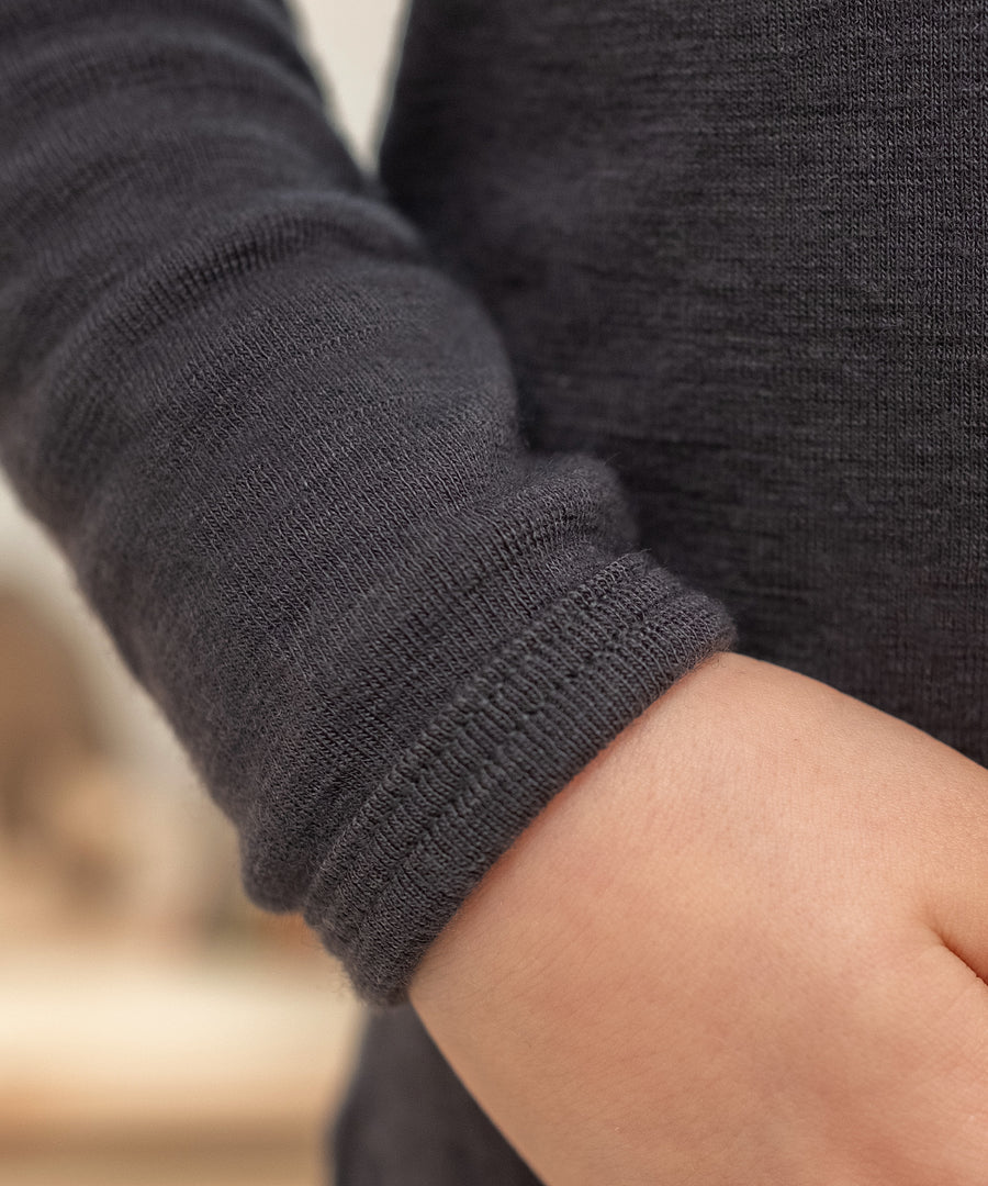 Robust und hautfreundlich*Merinowolle ist eine langlebige Naturfaser - hautfreundlich, formbeständig und temperaturausgleichend - mit anhaltender Weichheit.|Merino Longsleeve in Anthrazit Detailbild.

