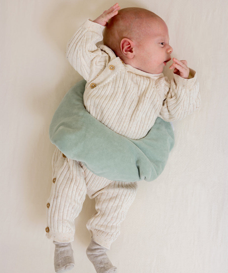 Wohltuende Wärme*Das mondförmige Kirschkernkissen spendet angenehme Wärme und sorgt für wohltuende Kuschelmomente bei Babys und Kindern.|Das modnförmige Kirschkernkissen sorgt für gemütliche Kuschelmomente.