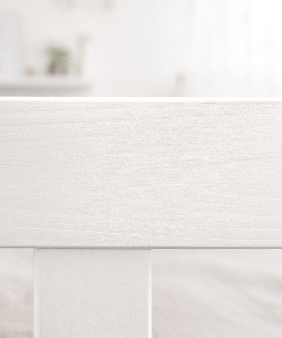Nahaufnahme weiß lackiertes Holz vom Montessori Bodenbett Kiefer weiß.