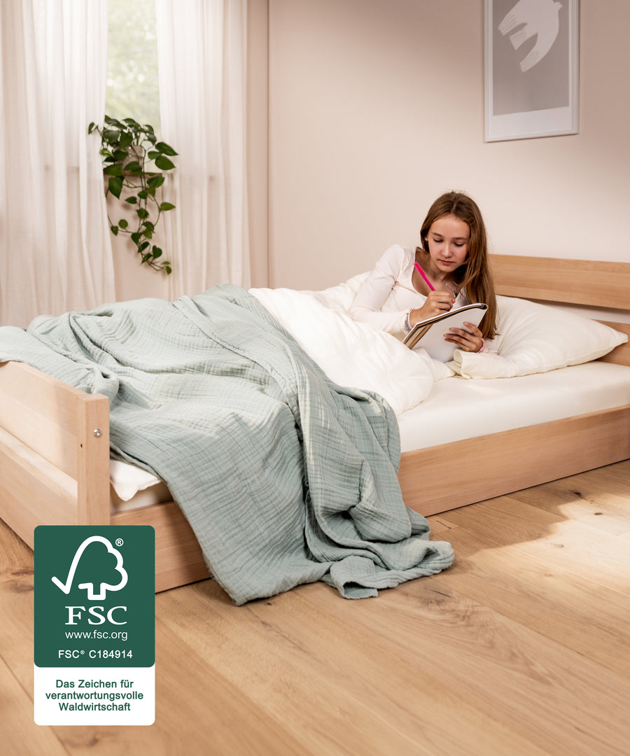 Zwei Höhen, ein Bett*Nova Pro lässt sich klassisch in Standardhöhe oder bodentief aufbauen und flexibel an neue Bedürfnisse anpassen.| Nova Pro in Buche Natur in bodentiefer Variante aufgebaut.