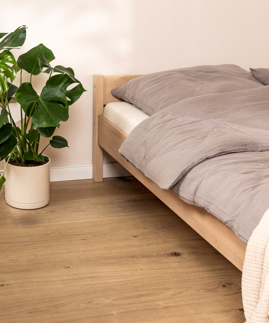 Ohne sichtbare Bohrungen*Keine Zusatzbohrungen im Holz sorgen für eine besonders klare, hochwertige und ruhige Optik.| Nova Jugendbett aus Buche Natur.