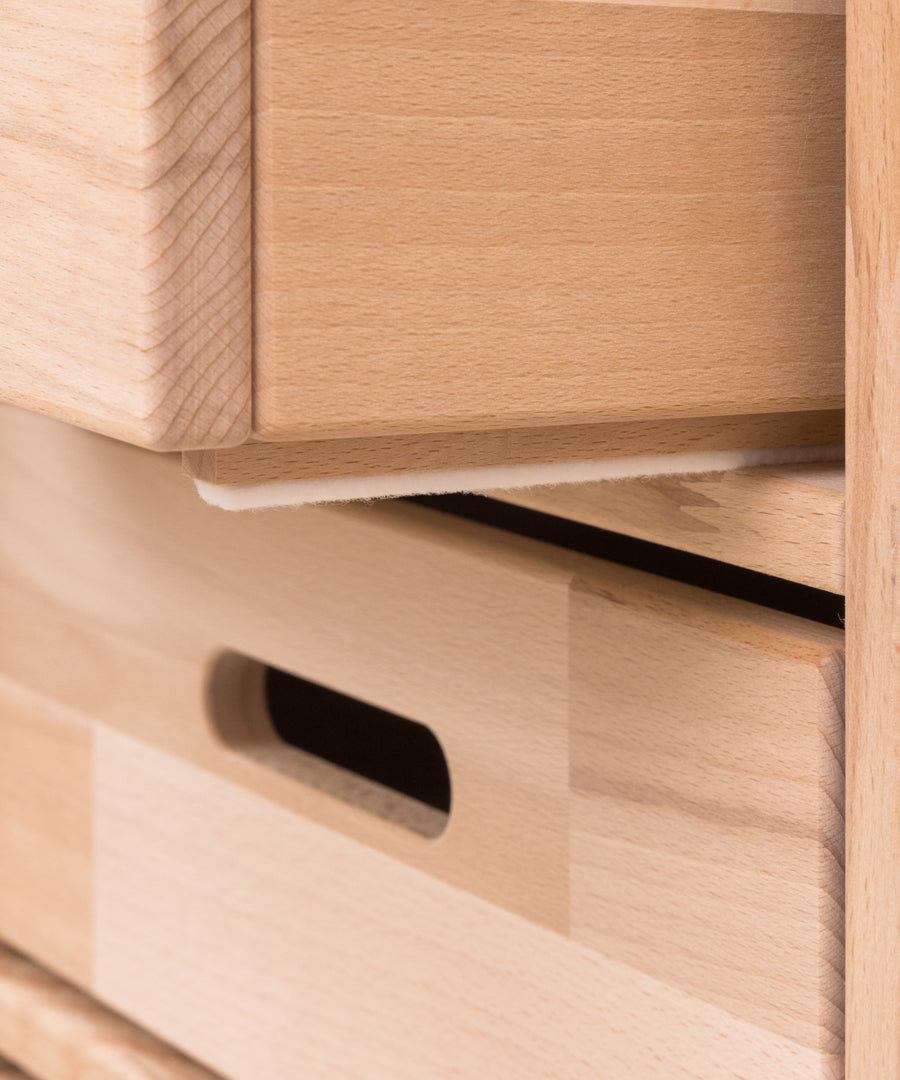 Filzgleiter schützen das Holz*Massives Buchenholz bietet langlebige Qualität und eine warme Atmosphäre im Raum - inkl. Filzgleiter für die Aufbewahrungsboxen.|Detail der Filzgleiter an Aufbewahrungsboxen zum Schutz des Holzes