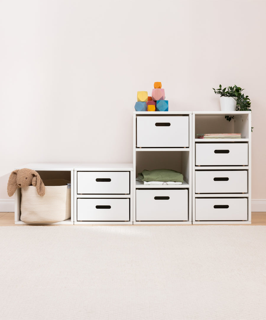 Modernes Design*Minimalistisch, modern und langlebig, passt das weiße Regalsystem im Kinder- oder Wohnzimmer zu vielen Einrichtungsstilen.|Modernes weißes Regalsystem im Kinderzimmer