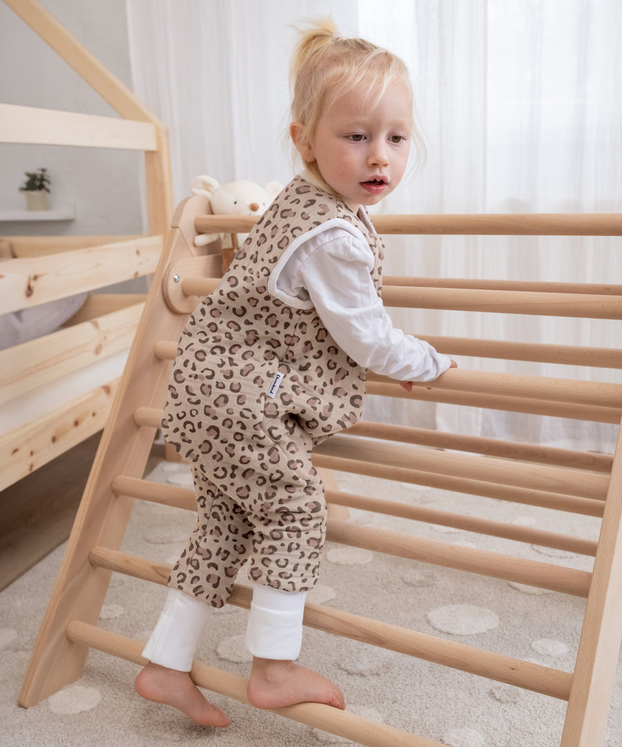 Maximale Beweglichkeit*Der Schlafsack mit Füßen ist perfekt für Kinder, die gerne mehr Beinfreiheit haben.|Kind in Schlafsack auf Kletterdreieck.