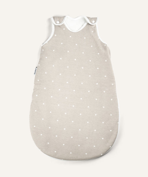 Baby-Schlafsack ganzjährig rund Taupe weiße Sterne.