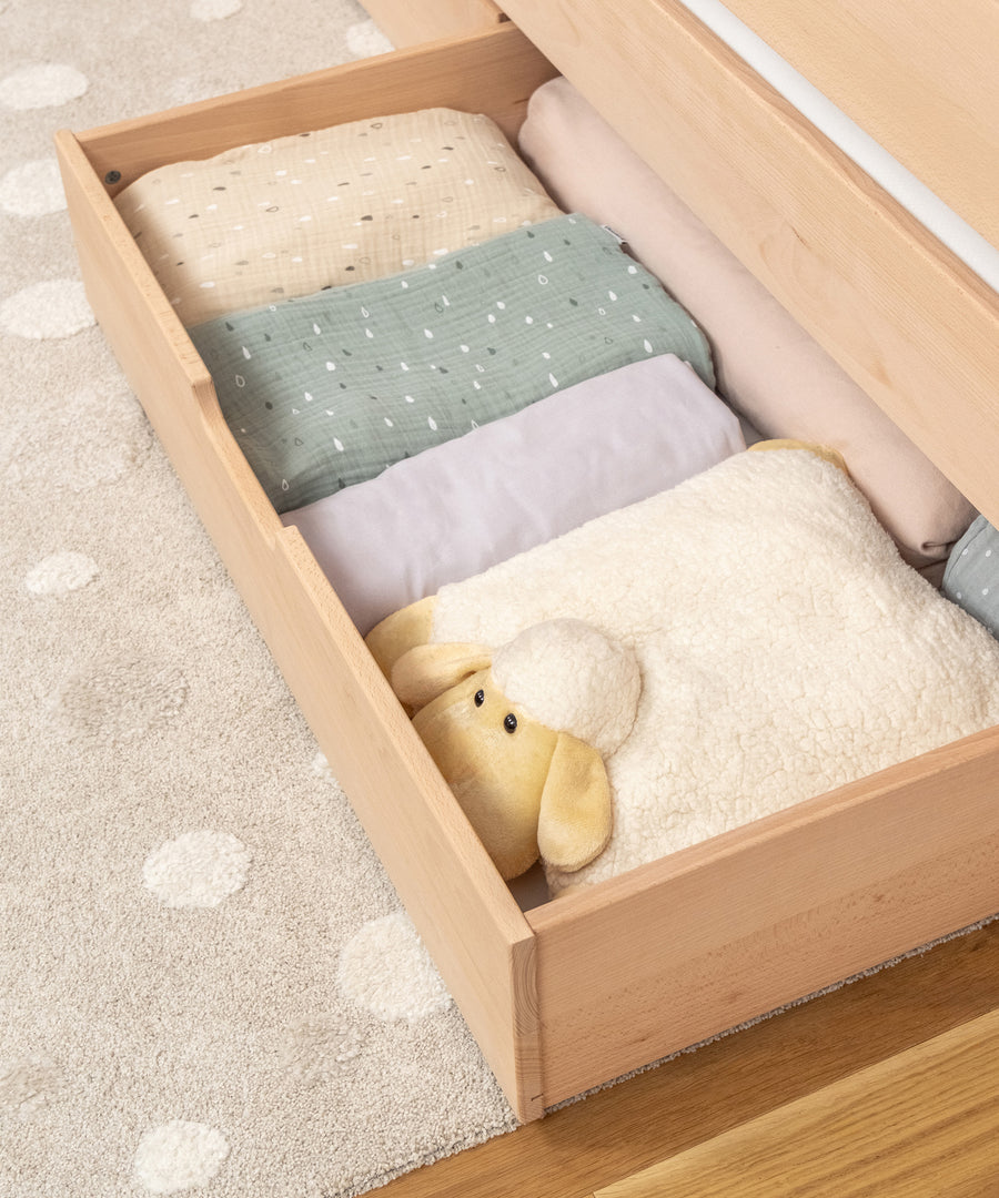 Option auf zusätzlichen Stauraum* Mit der Option auf einen Bettkasten oder Schubladen schafft das Kinderbett zusätzlichen Stauraum für Kleidung, Spielzeug oder Bettwäsche.| 2 Schubladen optional als Zubehör für mehr Stauraum.